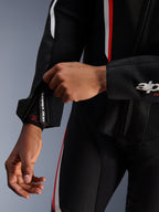 Alpinestars GP Force V2 Leren Pak, 1-delig motorpak, zwart wit en fluorood, detailopname van de mouwmanchet met rits en onderarmaanpassing, hoogwaardig rundleer met geperforeerde details en 'one vision' branding op de rits.