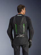 Alpinestars GP Force V2 Leren Pak - 1-delig, zwart en groen, achteraanzicht met aerodynamische speed hump, Tech-Air Ready-branding, geperforeerde lederen zones en accordeon stretchpanelen voor motorracen