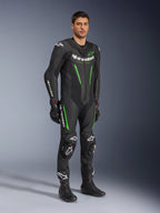 Alpinestars GP Force V2 Leren Pak 1-delig, zwart en groen, volledige race-uitrusting gedragen met zwarte handschoenen en laarzen, voorzien van geperforeerde leren panelen, witte Alpinestars-branding en geïntegreerde kniesliders, professioneel racepak voor circuitprestaties