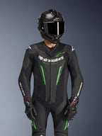 Alpinestars GP Force V2 Leren Pak - 1-delig, zwart en groen, motorracepak gedragen met een carbon fiber helm en GP Pro-handschoenen, voorzien van limoengroene accenten en Alpinestars 'Racing Ahead'-branding, ontworpen voor circuitprestaties.