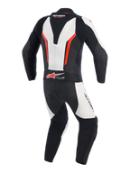 Alpinestars GP Force V2 Leren Pak - 1-delig, wit, zwart en fluo rood, achteraanzicht met aerodynamische speed hump, accordeon lederen stretchpanelen bij de schouders en onderrug, geperforeerde zones voor ventilatie en Tech-Air Ready-logo, professioneel racepak voor circuitprestaties