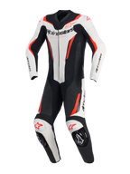 Alpinestars GP Force V2 Leren Pak - 1-delig, wit, zwart en fluo rood, eendelig motorracepak, vooraanzicht, voorzien van geperforeerde leren panelen, Alpinestars-logo op de borst en schouders, en geïntegreerde kniesliders.