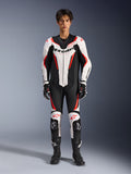 Alpinestars GP Force V2 Leren Pak - 1-delig, Wit Zwart Rood Fluo, eendelig leren motorracepak, vooraanzicht op model, voorzien van geperforeerde panelen en rode accenten, opvallende Alpinestars-branding op de borst, gestyled met professionele racelaarzen en handschoenen