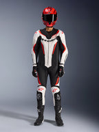 Alpinestars GP Force V2 Leren Pak - 1-delig, wit, zwart en fluo rood, volledige race-uitrusting inclusief rode helm, zwarte handschoenen en laarzen, voorzien van aerodynamisch design en Alpinestars-logo's op de borst en knieën