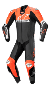 Alpinestars Missile V2 Ward 1-delig leren pak, professioneel motorracepak in zwart, Red Fluo en wit, voorzien van een groot wit logo op de borst, geperforeerde lederen panelen, accordeon stretchzones op de knieën en geïntegreerde beschermende sliders voor circuitgebruik.