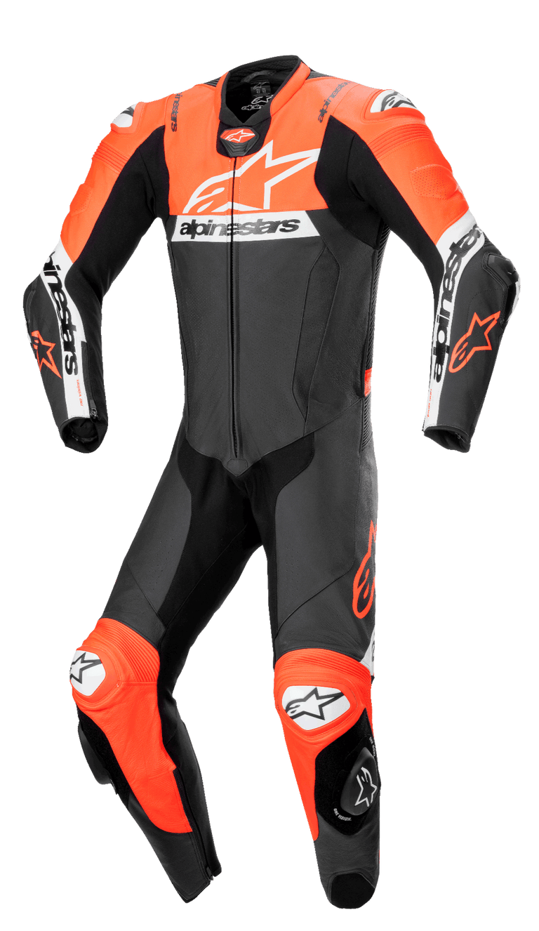 Alpinestars Missile V2 Ward 1-delig leren pak, professioneel motorracepak in zwart, Red Fluo en wit, voorzien van een groot wit logo op de borst, geperforeerde lederen panelen, accordeon stretchzones op de knieën en geïntegreerde beschermende sliders voor circuitgebruik.