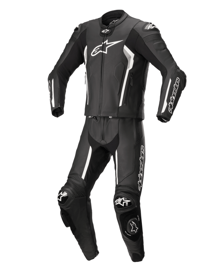 Alpinestars Missile V2 2-delig leren pak, zwart en wit, professioneel motorracepak, hoogwaardige leren constructie met witte accenten en logo's, voorzien van beschermende protectoren en kniesliders, strak aerodynamisch ontwerp