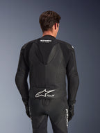 Alpinestars GP Force V2 tweedelig leren pak, zwart, achteraanzicht van de rijder, voorzien van geperforeerde lederen panelen, aerodynamische speedhump met GP Force-branding, wit Alpinestars-logo met Tech-Air Ready-tekst op de onderrug