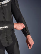 Alpinestars GP Force V2 2-delig leren pak in het zwart, detailopname van de ritsopening aan de onderarm die wordt aangepast, voorzien van geperforeerde leren panelen en stretchstof constructie.