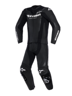 Alpinestars GP Force V2 2-delig leren pak, zwart, vooraanzicht, geperforeerde leren panelen, witte Alpinestars logo's op borst en mouwen, geïntegreerde kniesliders, hoogwaardige race- en sportuitrusting