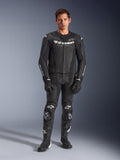 Alpinestars GP Force V2 tweedelig leren pak, zwart met witte logo's, volledig motorracepak, hoogwaardige leren constructie met verstevigde kniesliders en geperforeerde panelen, gedragen met zwarte handschoenen en laarzen, studio-opname in volledige lengte