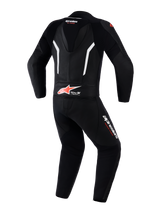 Alpinestars GP Force V2 tweedelig leren pak, motorpak, zwart, wit en fluo rood, achteraanzicht met aerodynamische speed hump, Tech-Air Ready-branding op de onderrug, geperforeerde leren panelen voor ventilatie en Alpinestars-logo's op de benen en nek.