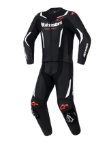 Alpinestars GP Force V2 tweedelig leren pak, motorracepak, zwart met witte en fluo-rode accenten, voorzien van geperforeerde leren panelen, witte contraststrepen, rode logo's en geïntegreerde kniesliders, professionele sportieve rijuitrusting