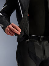 Alpinestars GP Force V2 tweedelig leren pak, detailopname van de 360-graden verbindingsrits in de taille, zwart geperforeerd leer met witte accenten, toont de veilige bevestiging tussen jas en broek