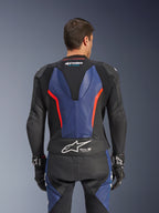 Alpinestars GP Force V2 Leather Suit 2-Piece, achteraanzicht, zwart met blauwe en rood fluo accenten, geperforeerde lederen constructie, Tech-Air Ready-branding op de taille, ergonomische stretchpanelen voor raceprestaties