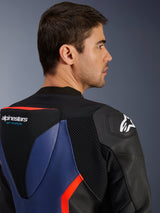 Alpinestars GP Force V2 Leather Suit - 2Piece, close-up van de bovenrug en schouder, aerodynamische speedhump met GP Force-logo, DFS-schouderslider, zwart, blauw en rood fluo runderleer, geperforeerde panelen en accordeon-stretchzones, professionele race-uitrusting