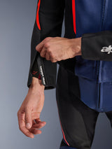Alpinestars GP Force V2 Leren Pak 2-delig, close-up detail van de mouwmanchet en romp, Zwart Blauw en Fluo Rood, voorzien van geperforeerd leer, polsmanchet met rits en 'one vision' branding, en fluorescerende rode accenten, professionele sportieve motoruitrusting