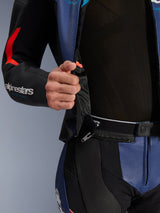Alpinestars GP Force V2 2-Piece Leather Suit, Black Blue Red Fluo, detailopname van de 360-graden verbindingsrits in de taille, geperforeerd runderleer, toont het veilige bevestigingssysteem tussen jas en broek