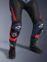Alpinestars GP Force V2 Leather Suit - 2-delig, motorracepak, zwart, blauw en fluo rood, voorzien van geperforeerd leer, accordeon kniepanelen met beschermende sliders en Alpinestars logo-branding, gecombineerd met zwarte racelaarzen