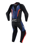 Alpinestars GP Force V2 Leather Suit 2-Piece, achteraanzicht, zwart met blauwe en rode fluo accenten, professioneel motorracepak met een aerodynamische speedhump, witte Tech-Air Ready-branding op de taille, geperforeerde lederen panelen en accordeon stretchzones voor extra bewegingsvrijheid.