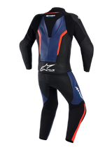 Alpinestars GP Force V2 Leather Suit 2-Piece, achteraanzicht, zwart met blauwe en rode fluo accenten, professioneel motorracepak met een aerodynamische speedhump, witte Tech-Air Ready-branding op de taille, geperforeerde lederen panelen en accordeon stretchzones voor extra bewegingsvrijheid.