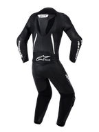 Alpinestars Stella GP-R7 2-delig leren dames motorpak, achteraanzicht in zwart met witte accenten, voorzien van een geïntegreerde aerodynamische bult, accordeon stretchpanelen op de schouders en onderrug, geperforeerd leer voor ventilatie en opvallende Alpinestars branding.