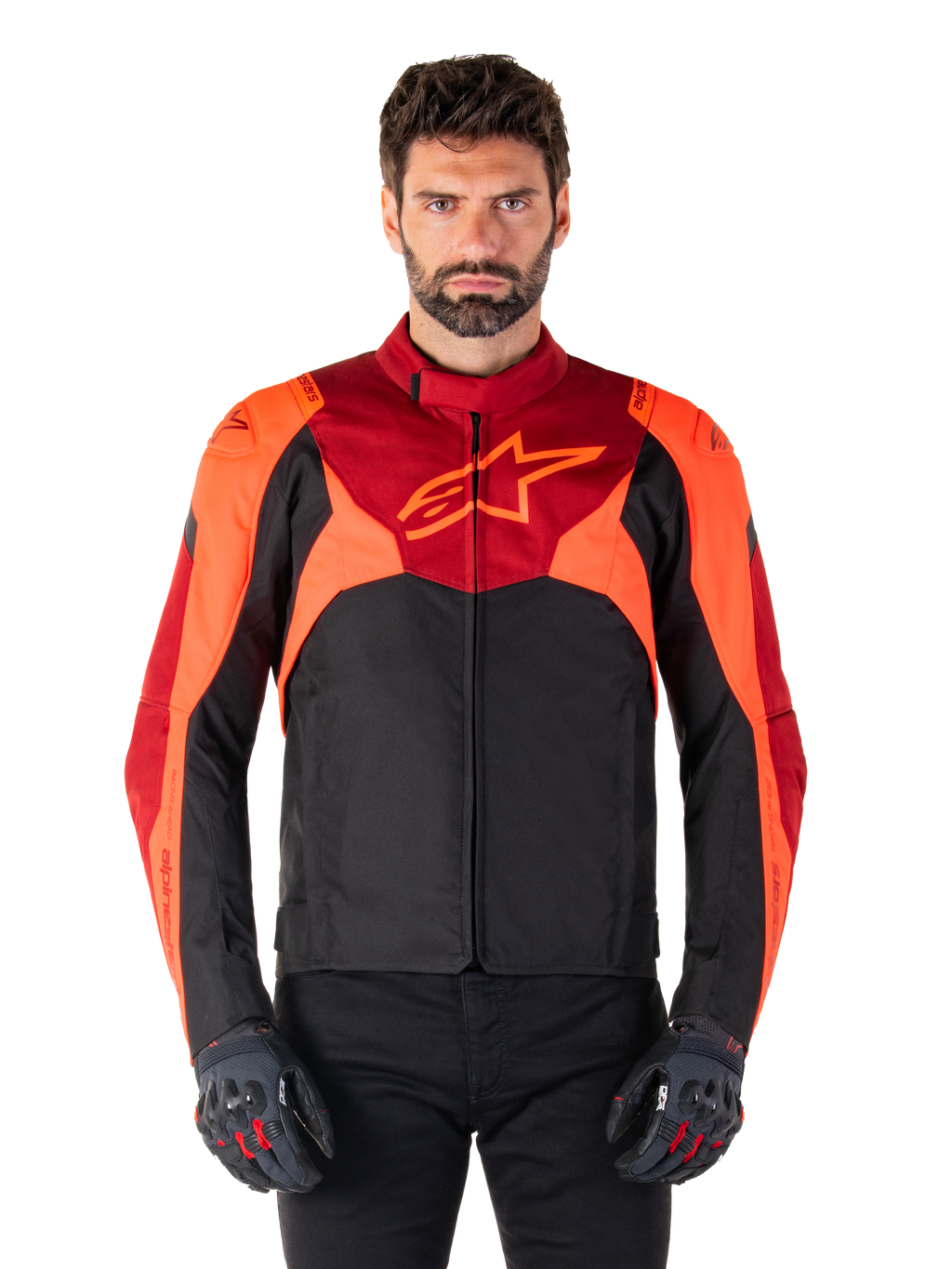 Alpinestars T-Jaws V4 Waterproof Jacket, sportieve textiele motorjas, zwart met felrode en donkerrode accenten, gedragen door een mannelijk model met bijpassende handschoenen, technische motoruitrusting met opvallend sterlogo op de borst.