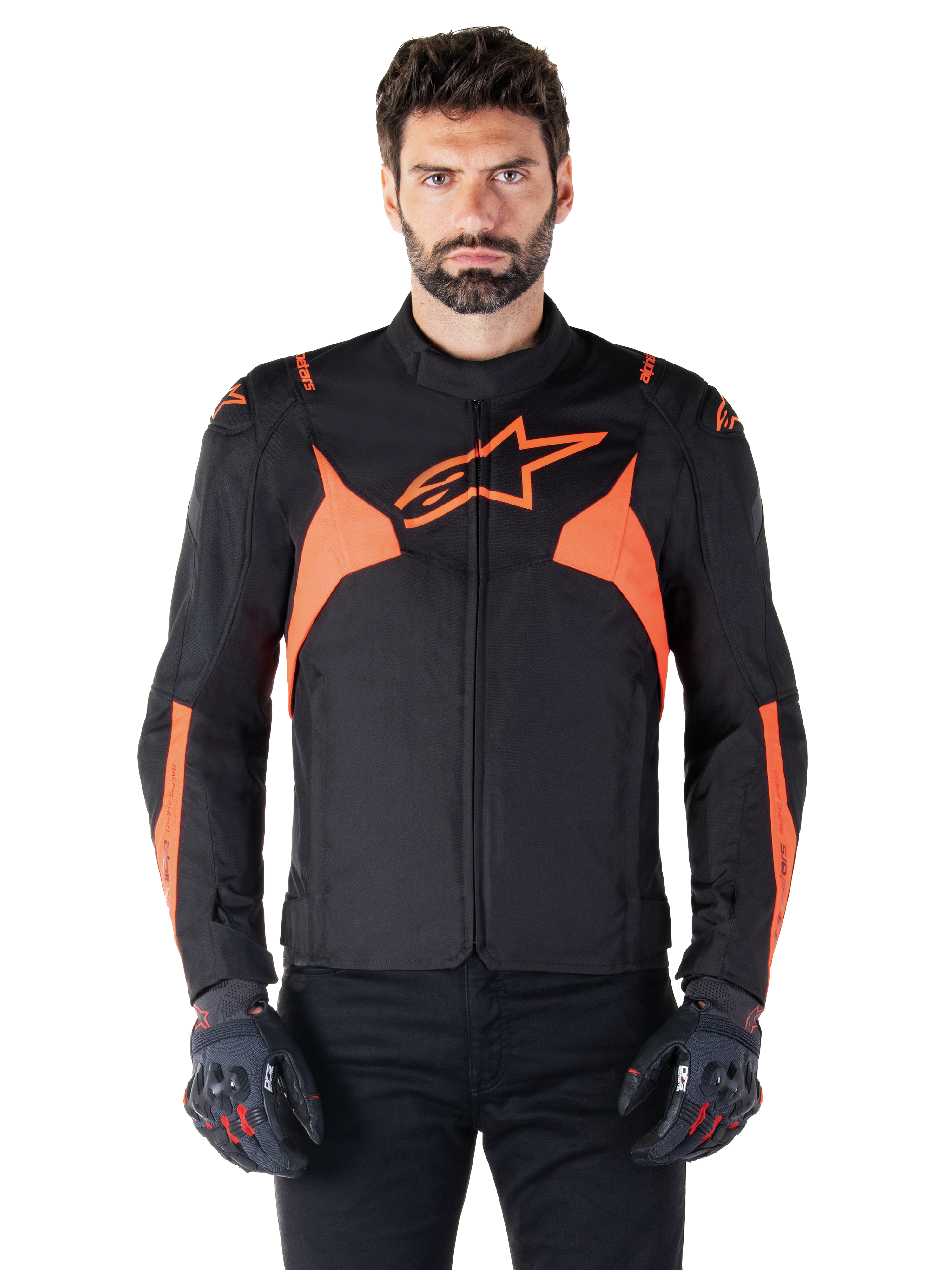 Alpinestars T-Jaws V4 waterdichte jas, sportieve motorjas, zwart met Red Fluo, voorzien van neon accenten en een opvallend sterlogo op de borst, gedragen door een mannelijk model met zwarte motorhandschoenen, strak race-geïnspireerd textielontwerp