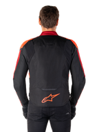 Alpinestars T-Jaws V4 Waterproof Jacket, achteraanzicht, zwart met Red Fluo en donkerrode accenten, oranje logo op de onderrug, verlengd rugpaneel voor dekking tijdens het rijden, sportieve textiele motorjas