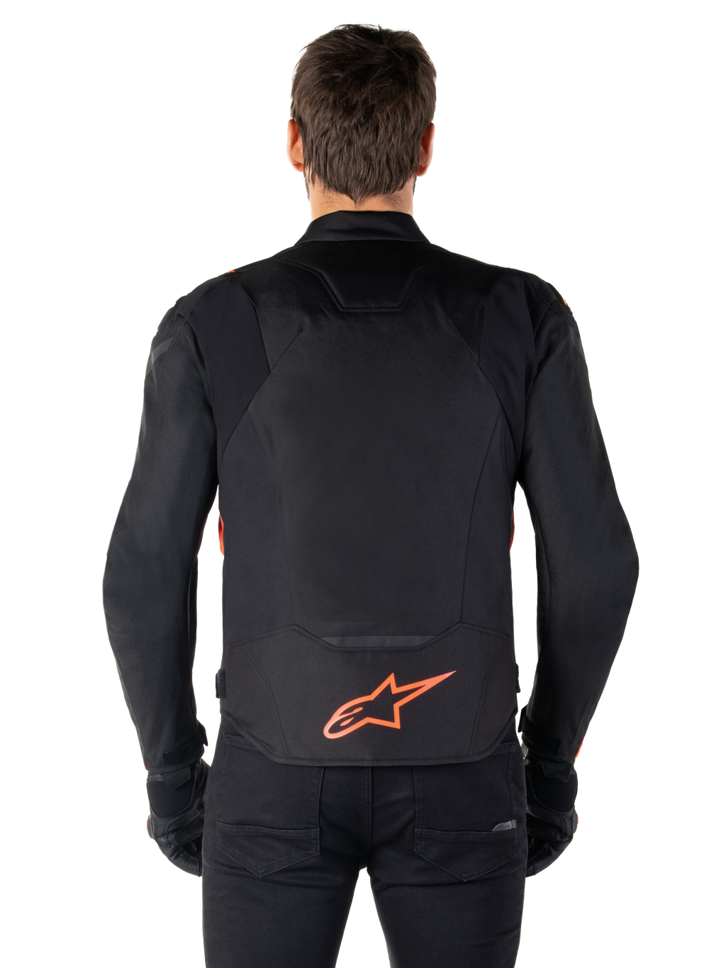 Alpinestars T-Jaws V4 Waterproof Jacket, achteraanzicht, zwart met fluo rood, voorzien van een rood Alpinestars-logo op de onderrug, technische textielconstructie, gedragen met een zwarte broek en handschoenen voor een complete sportieve rijlook