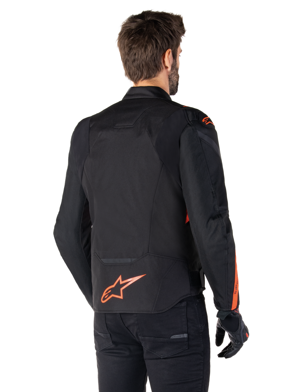 Mannelijk model draagt de Alpinestars T-Jaws V4 Waterproof Jacket vanaf de achterkant, zwart met Red Fluo accenten, voorzien van een rood fluo logo op de onderrug en accenten op de schouders en mouwen, sportieve motoruitrusting.