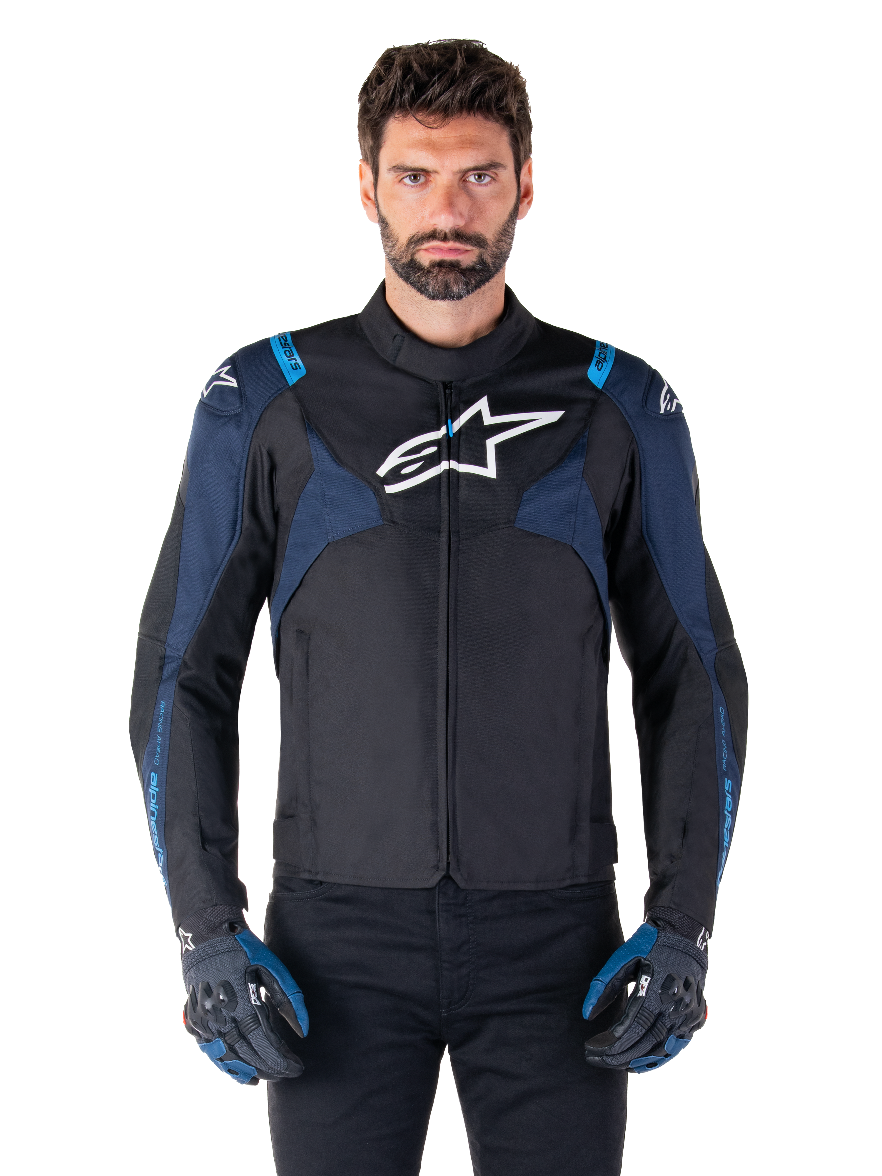 Alpinestars T-Jaws V4 Waterproof Jacket, motorjas, zwart en donkerblauw met Blithe Blue accenten, wit logo op de borst, blauwe tekst op de schouders, gedragen met bijpassende handschoenen, waterdichte textiele motorkleding