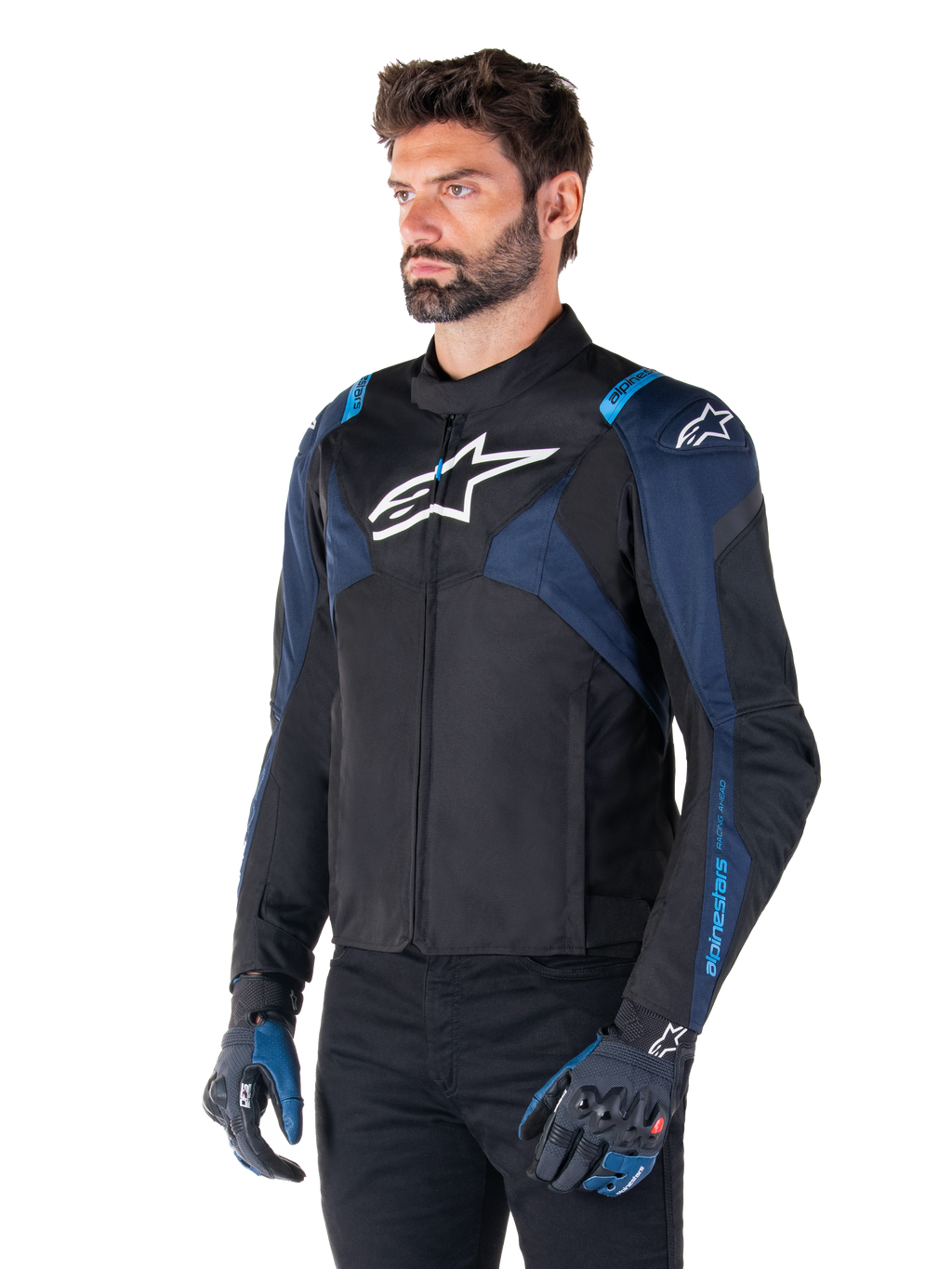 Alpinestars T-Jaws V4 Waterproof Jacket, motorjas, zwart met donkerblauw en Blithe Blue, gedragen door een model met bijpassende handschoenen en een zwarte broek, witte Alpinestars-logo's op de borst en schouders met blauwe accenten op de mouwen, sportieve textiele motorkleding