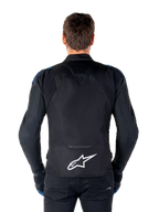Alpinestars T-Jaws V4 Waterproof Jacket, motorjas, zwart donkerblauw Blithe Blue, achteraanzicht op een model, met een groot wit Alpinestars-logo op de onderrug, donkerblauwe schouderaccenten en een slank sportief silhouet.