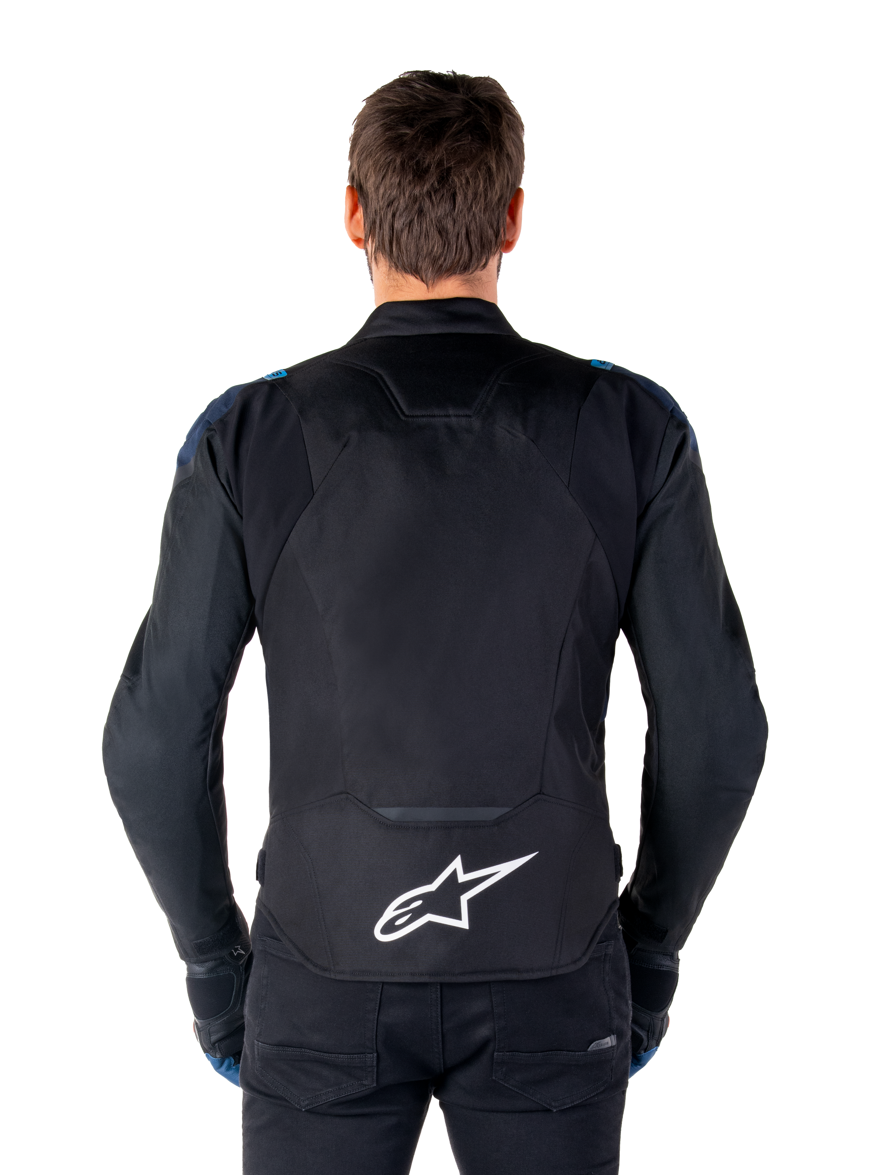 Alpinestars T-Jaws V4 Waterproof Jacket, motorjas, zwart donkerblauw Blithe Blue, achteraanzicht op een model, met een groot wit Alpinestars-logo op de onderrug, donkerblauwe schouderaccenten en een slank sportief silhouet.