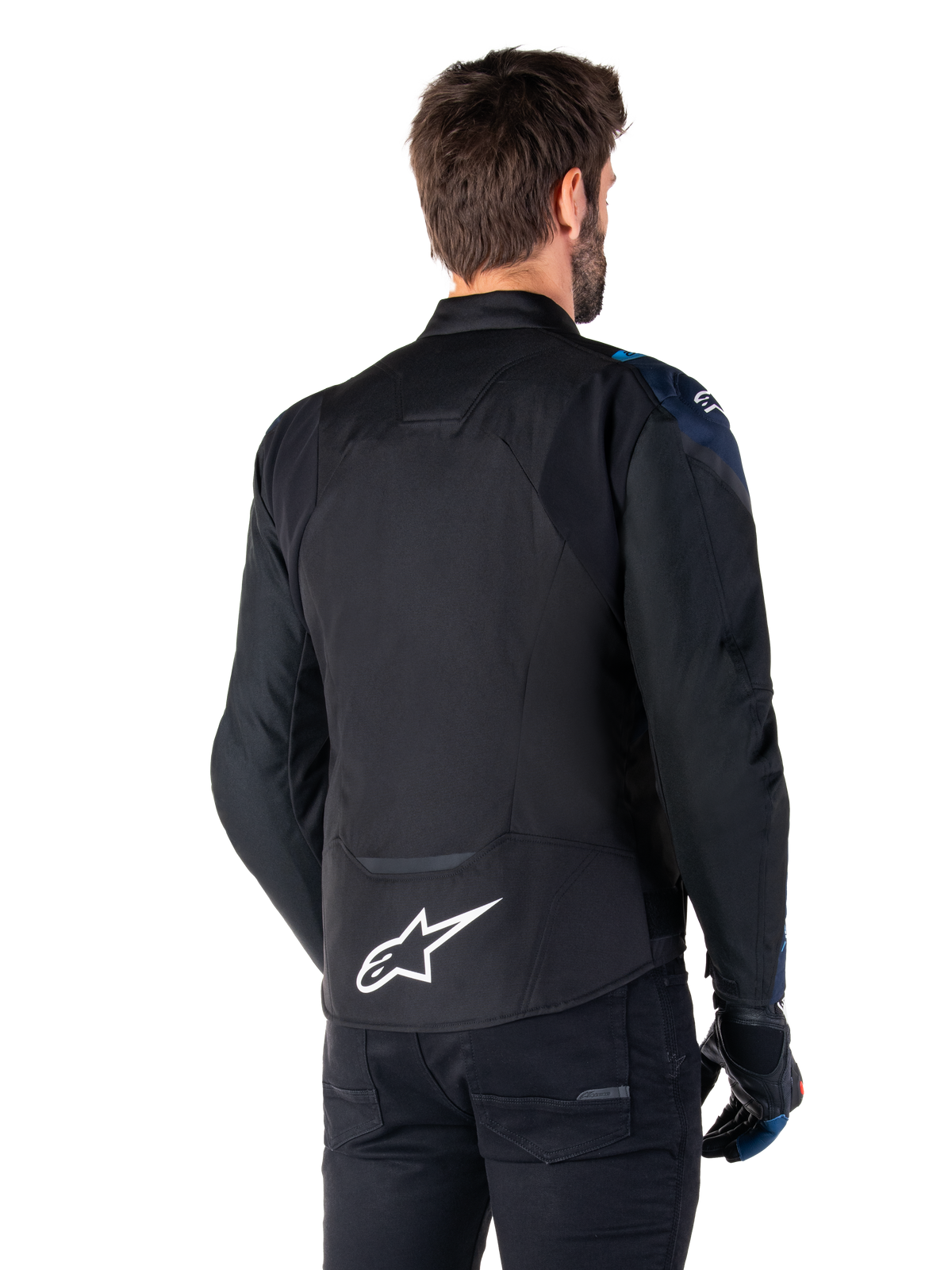 Alpinestars T-Jaws V4 Waterproof Jas, achteraanzicht, zwart met donkerblauwe en Blithe Blue accenten, wit sterlogo op de onderrug, sportief silhouet, gedragen met zwarte broek en motorhandschoenen