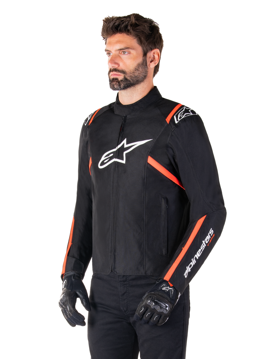Alpinestars T-SPS V2 Waterproof jas, zwart, wit en fluo rood, gedragen door een mannelijk model met zwarte handschoenen en broek, voorzien van een wit Alpinestars-logo op de borst en fluorescerende rode accenten op de schouders en mouwen, sportief textielontwerp