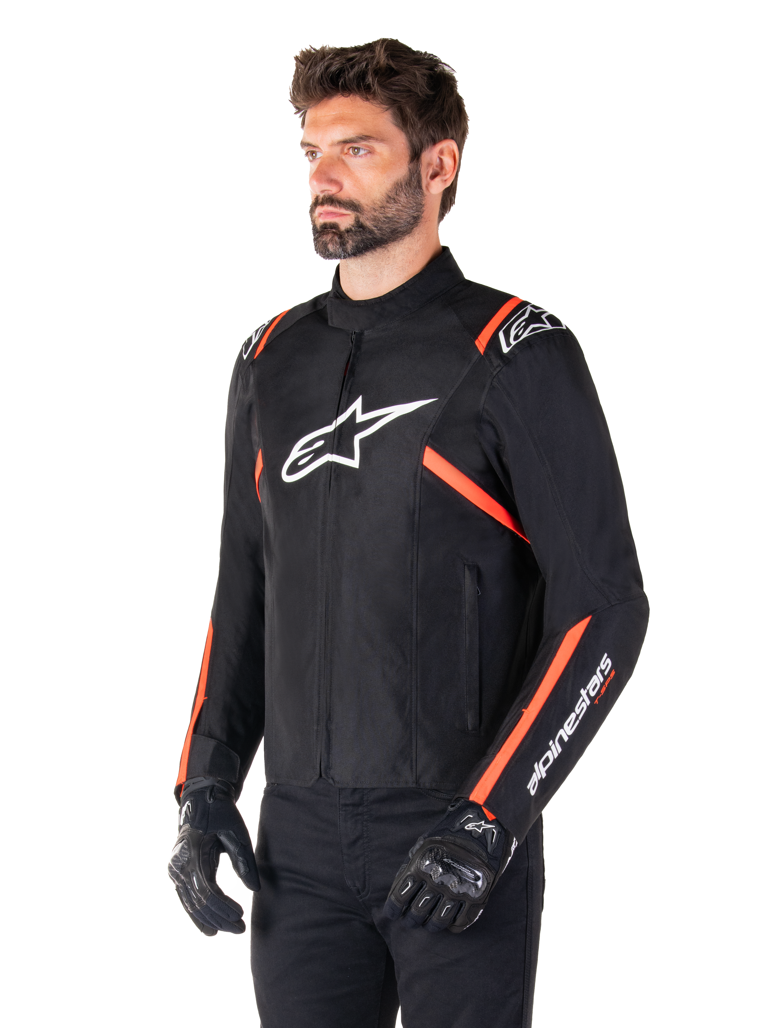 Alpinestars T-SPS V2 Waterproof jas, zwart, wit en fluo rood, gedragen door een mannelijk model met zwarte handschoenen en broek, voorzien van een wit Alpinestars-logo op de borst en fluorescerende rode accenten op de schouders en mouwen, sportief textielontwerp