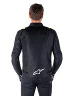 Alpinestars T-SPS V2 Waterproof Jas, achteraanzicht, zwart met fluogele accenten op de schouders en wit sterlogo op de onderrug, textiele motorjas met een sportief silhouet, gedragen door mannelijk model