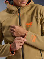 Alpinestars Aeroshell Waterproof Jacket, Dark Khaki en Orange Fluo, close-up van de voorzijde en mouw met oranje ASTARS-logo's, oranje biezen op de capuchon en de manchetten, en een zwarte waterdichte rits.