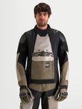 Alpinestars Harok V2 Drystar jas, heren-avontuurmotorjas, aluminium, walnut en zwart, met waterdichte textielbuitenlaag en CE-gecertificeerde bescherming, gedragen door model