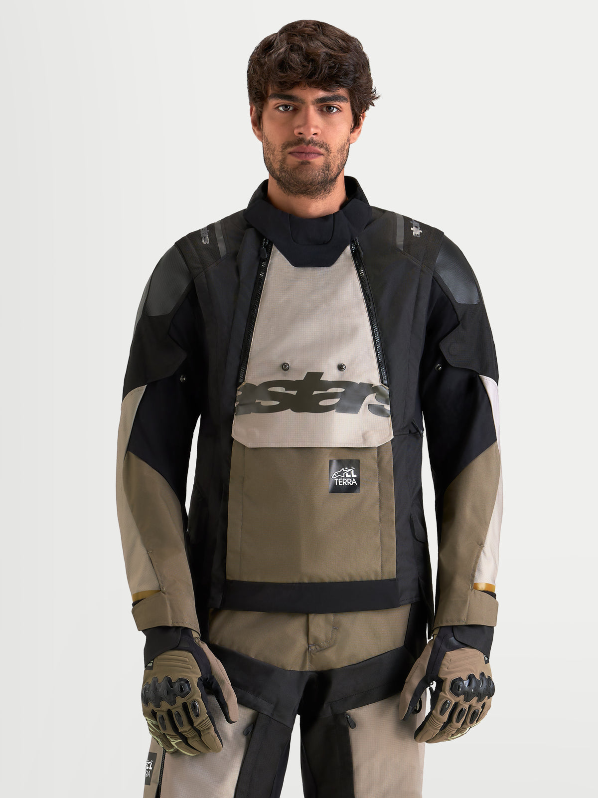 Alpinestars Harok V2 Drystar jas, heren-avontuurmotorjas, aluminium, walnut en zwart, met waterdichte textielbuitenlaag en CE-gecertificeerde bescherming, gedragen door model
