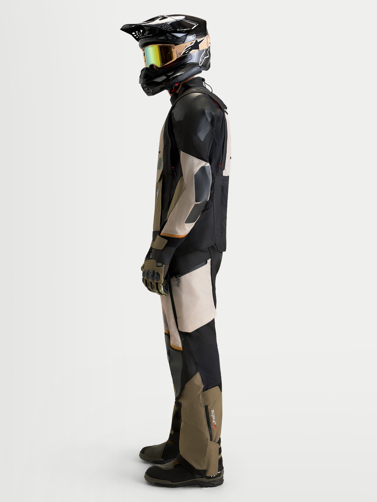 Alpinestars Harok V2 Drystar jas, heren adventure motorjas in aluminium, walnut en zwart, gedragen door een rijder met bijpassende helm en off-road uitrusting, zijaanzicht