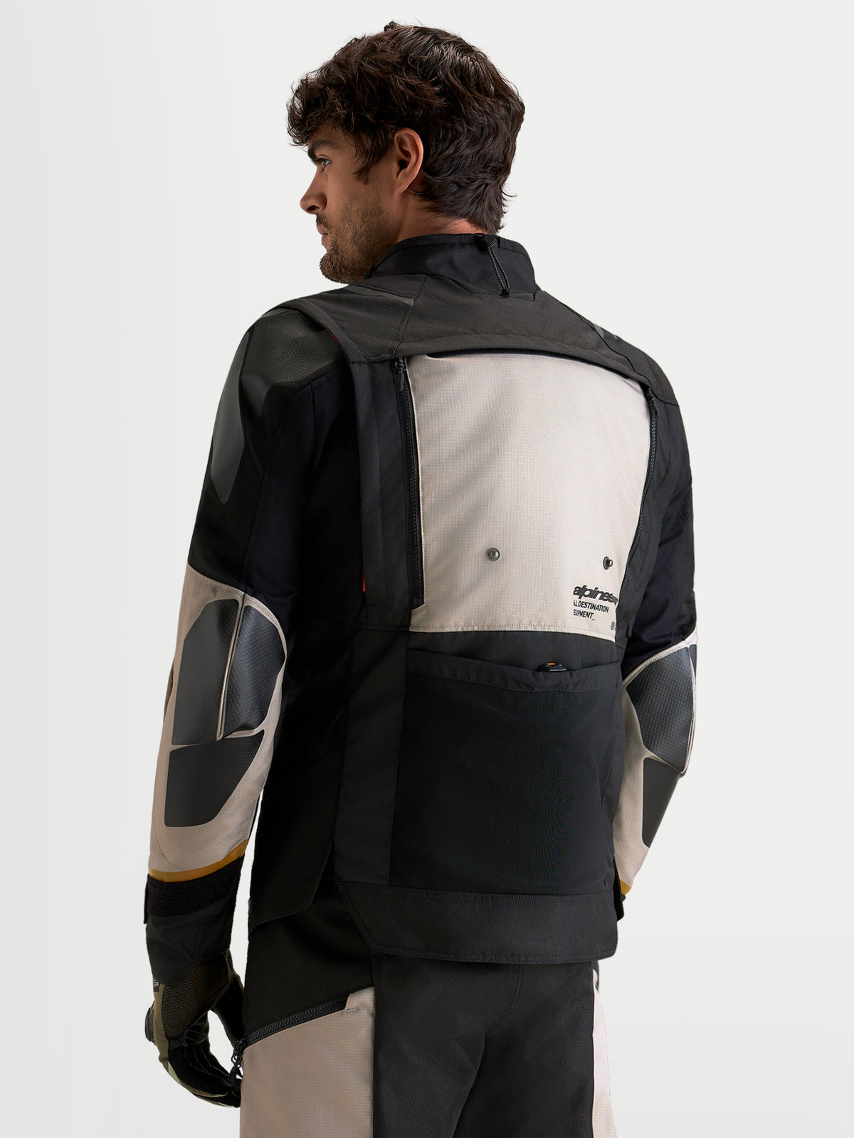 Alpinestars Harok V2 Drystar jas, heren adventure motorjas, aluminium, walnut en zwart, achteraanzicht met modulaire ventilatiepanelen en duurzame textielconstructie