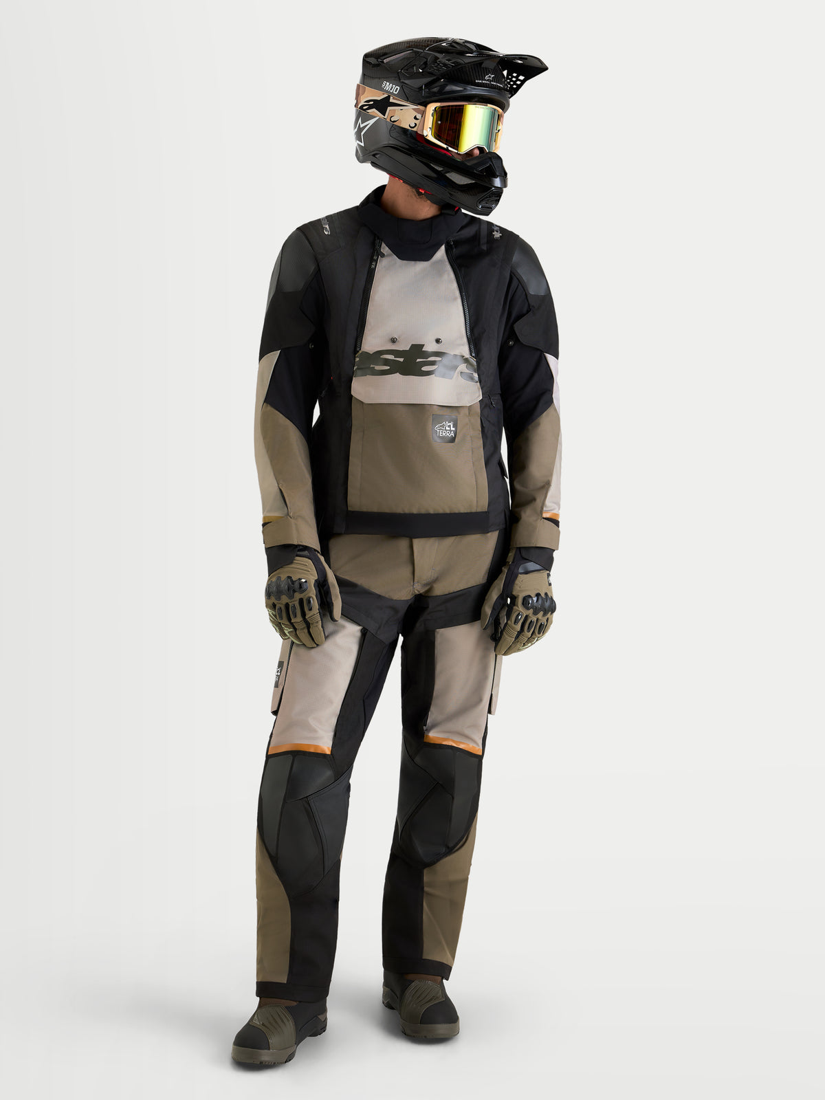 Alpinestars Harok V2 Drystar jas, adventure motorjas voor heren, aluminium, bruin en zwart, gedragen met bijpassende motorbroek, helm, veiligheidsbril en handschoenen voor all-terrain touring