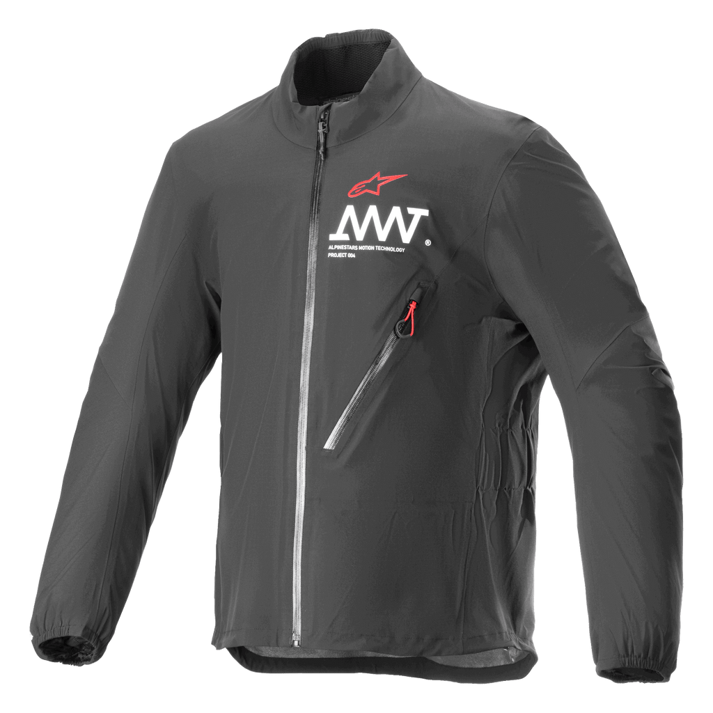 Alpinestars AMT Storm Gear Drystar XF Jacket, zwarte waterdichte en ademende motorjas, hoge kraag, diagonale borstzak met ritssluiting en rode ritstrekker, wit AMT-logo op de borst