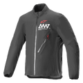 Alpinestars AMT Storm Gear Drystar XF Jacket, zwarte waterdichte en ademende motorjas, hoge kraag, diagonale borstzak met ritssluiting en rode ritstrekker, wit AMT-logo op de borst
