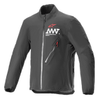 Alpinestars AMT Storm Gear Drystar XF Jacket, zwarte waterdichte en ademende motorjas, hoge kraag, diagonale borstzak met ritssluiting en rode ritstrekker, wit AMT-logo op de borst