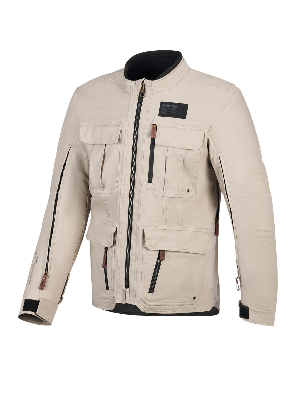 Alpinestars Borrego Drystar® jas, motorjas, warm grijs, vooraanzicht met meerdere cargozakken, zwarte ritsen met bruine lipjes, gewaxte canvas textuur en een zwarte merkpatch op de borst.
