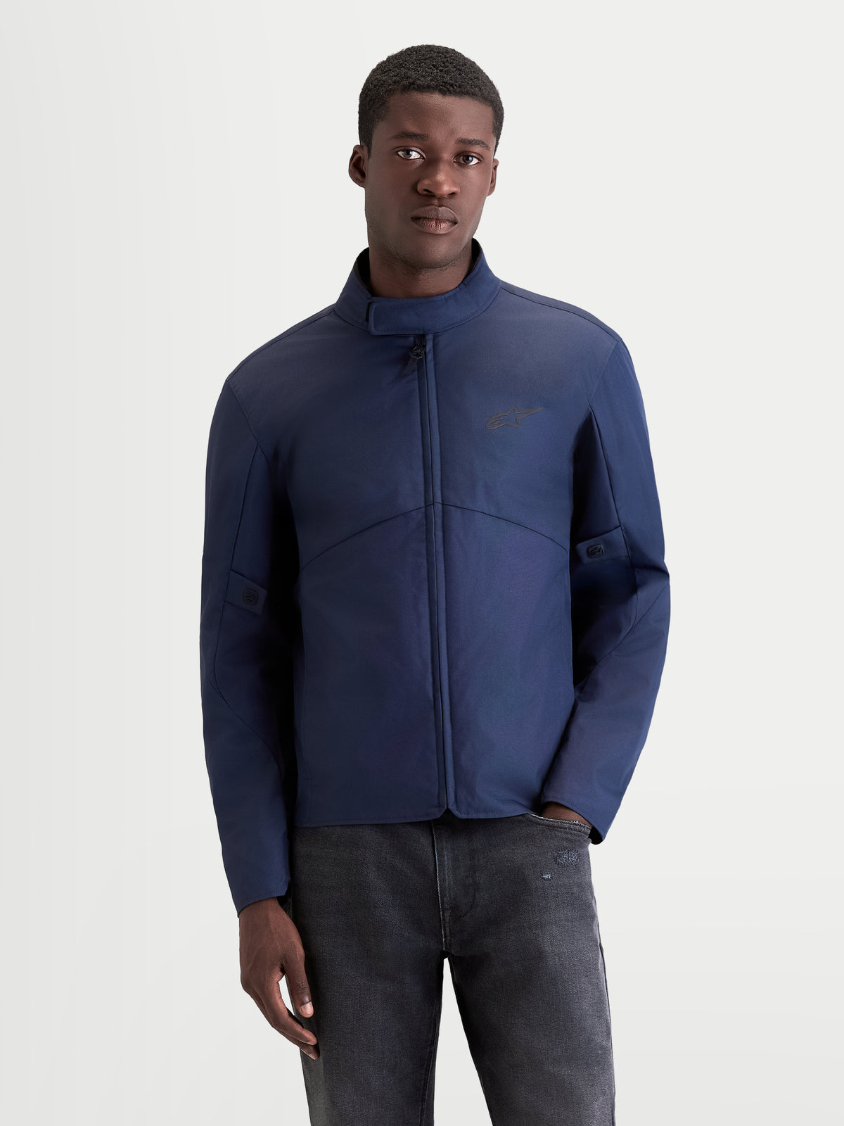 Alpinestars C 1 Waterproof Jas, heren motorjas voor stedelijk gebruik, donkerblauw, vooraanzicht op model met waterdichte constructie en zachte kraag